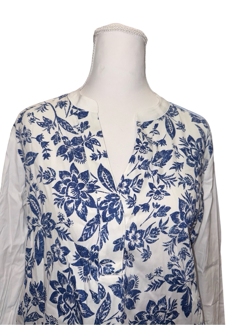Foxcroft Colette Blouse Size 6 Blue White Floral Long Sleeve Button Front NWT - Picture 6 of 12
